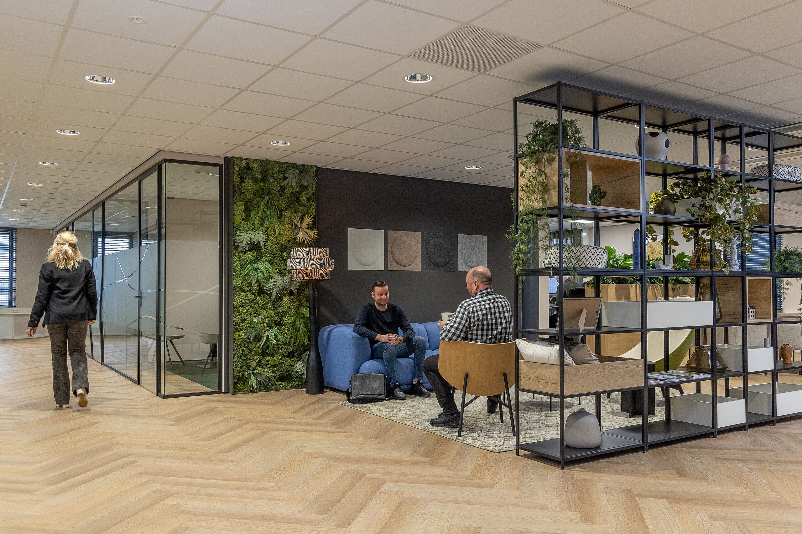Utrecht, blauwe bank, 2 mannen, 1 vrouw links loopt